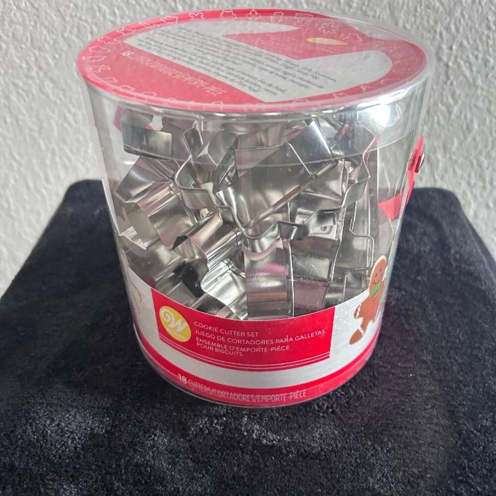 Wilton 18 piece Christmas Holiday Cookie Cutter Set
